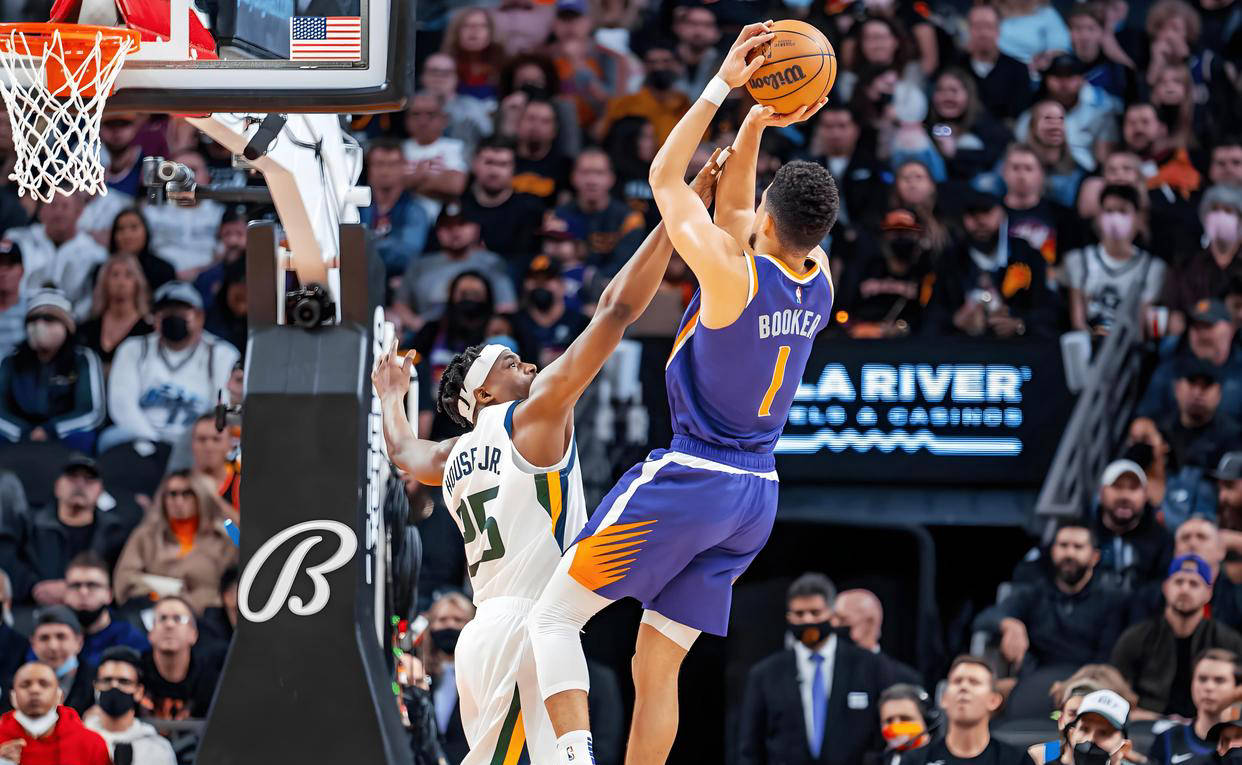 湖人B队血洗尼日利亚男篮,布克制霸全场 湖人B队血洗尼日利亚男篮,布克制霸全场