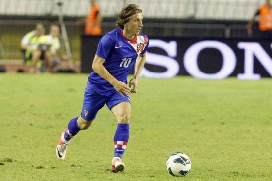 皇马中场摩德里奇掌控比赛进程,为球队取胜立下汗马功劳 皇马中场摩德里奇掌控比赛进程,为球队取胜立下汗马功劳