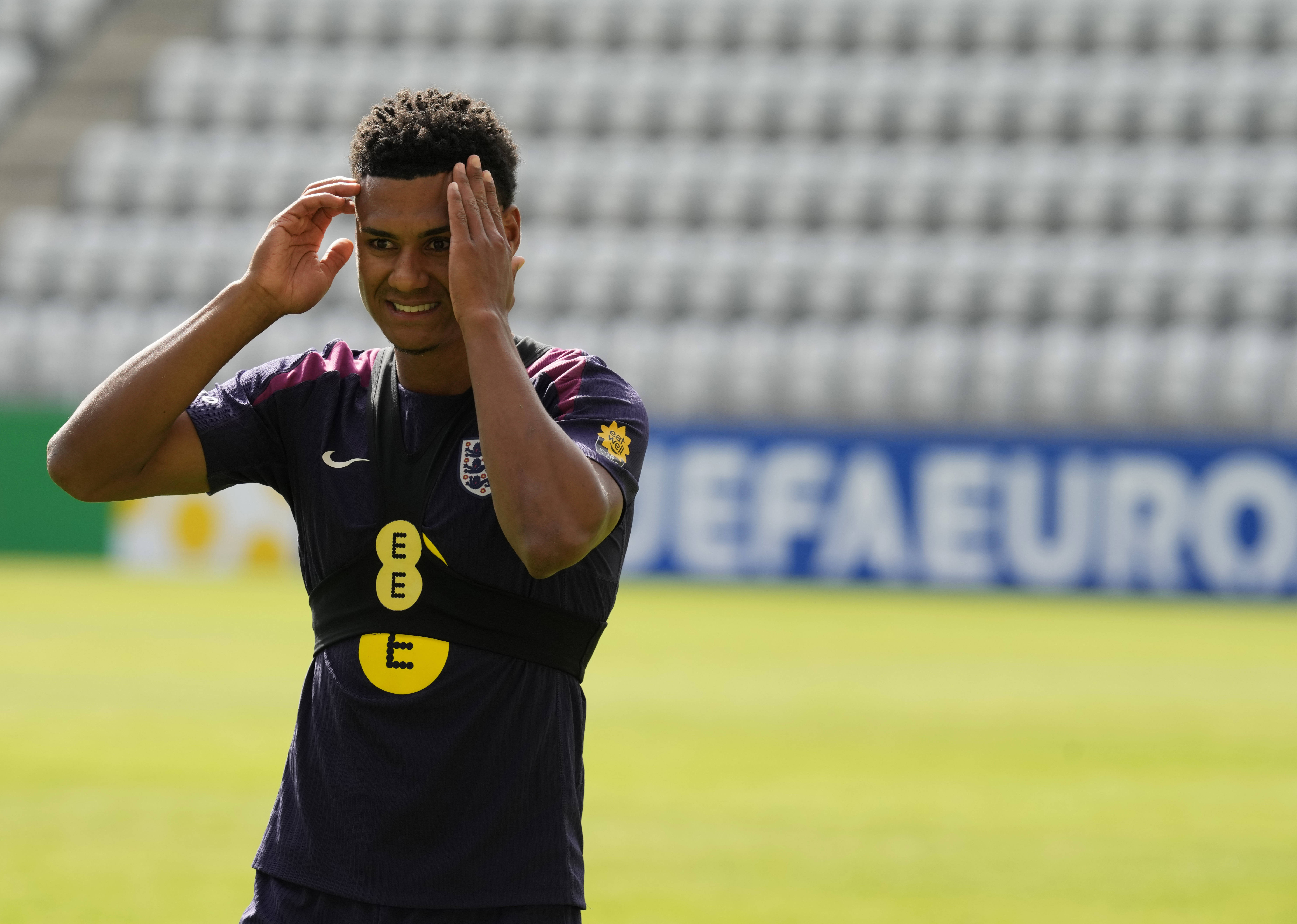 欧锦赛资格赛:英格兰队全面压制对手,轻松晋级 欧锦赛资格赛:英格兰队全面压制对手,轻松晋级