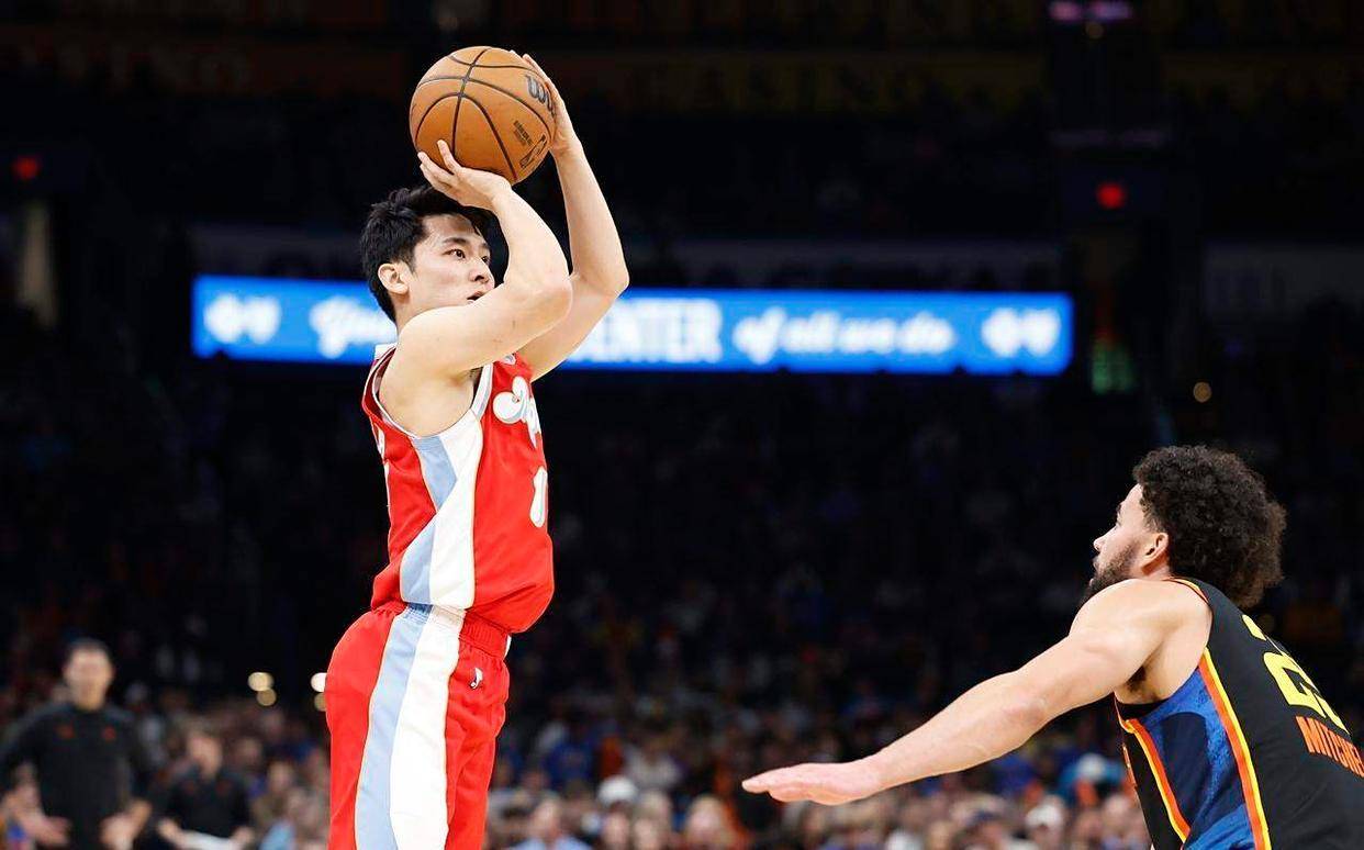 经典比赛场面再现，球星们逆袭勇拼的简单介绍